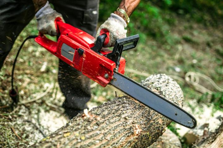 Nous commercialisons des tronçonneuses et des appareils de coupe.